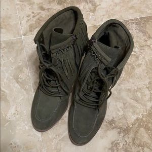 Heel boot with fringe